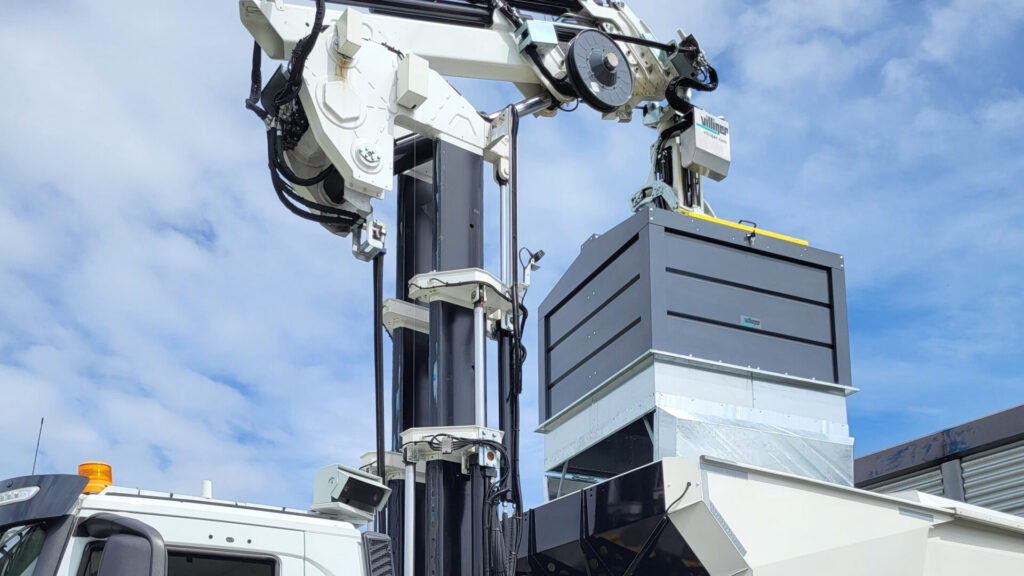 Sub-Maxi-Container wird mit Hilfe eines Speed-Waste-Lifters entleert