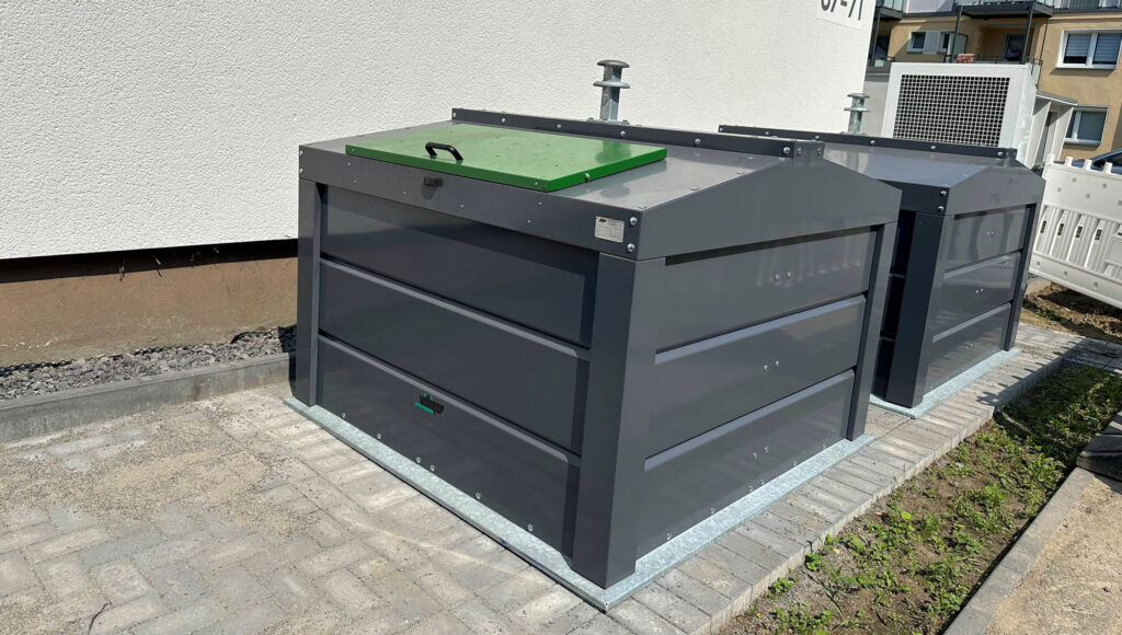 Sub-Maxi-Container steht vor einem Gebäude